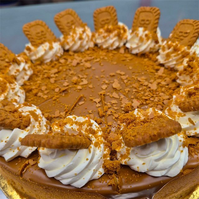 Sernik z karmelem Biscoff, bitą śmietaną i ciasteczkami Lotus