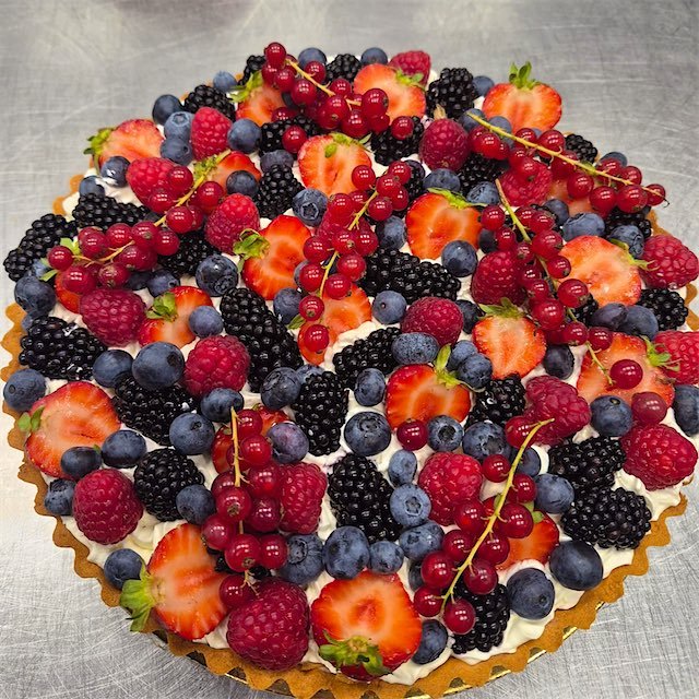 Tarta z kremem i świeżymi owocami: truskawkami, malinami, jeżynami, borówkami i porzeczkami